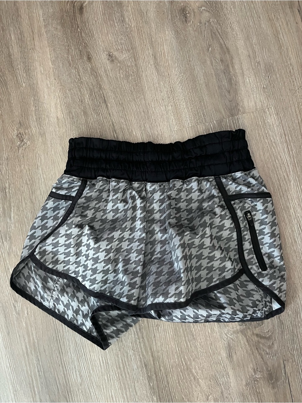 Lululemon size 6 medium rise 4 inch